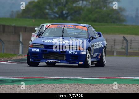 RIC Wood, Nissan Skyline GT-R, Ein einstündiges Rennen mit der Option eines zweiten Fahrers in kultigen Limousinen und Tourenwagen-Rennern, die ab dem 1970 antraten Stockfoto