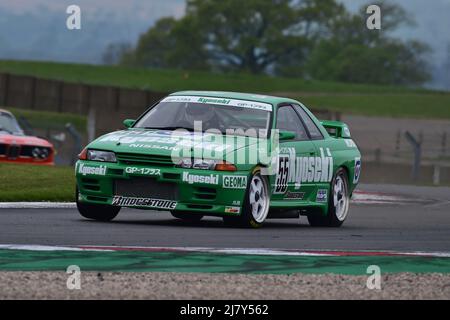 Jonathan Bailey, Andy Middlehurst, Nissan Skyline R32, Ein einstündiges Rennen mit der Option eines zweiten Fahrers in kultigen Limousinen und Tourenwagen-Rennläufern Stockfoto