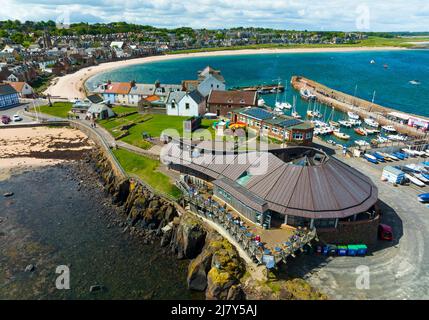 Luftaufnahme des Scottish Seabird Center im Hafen von North Berwick in East Lothian, Schottland, Großbritannien Stockfoto