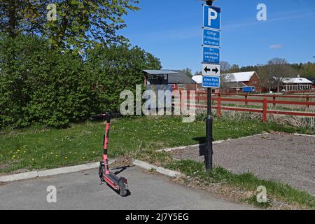 Elektroroller während des Gartenmarktes "Jättegrönt" am Sonntag in der Altstadt von Linköping (auf schwedisch: Gamla Linköping), Linköping, Schweden. Stockfoto