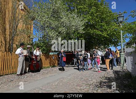 Straßenmusiker während des Gartenmarktes "Jättegrönt" am Sonntag in der Altstadt von Linköping (auf schwedisch: Gamla Linköping), Linköping, Schweden. Stockfoto