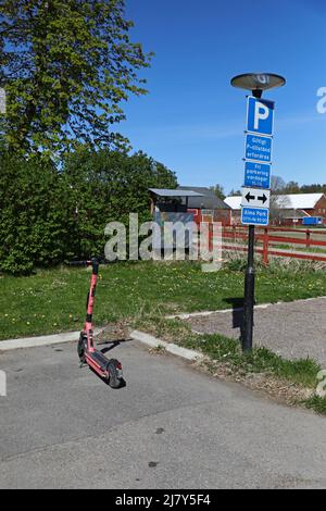 Elektroroller während des Gartenmarktes "Jättegrönt" am Sonntag in der Altstadt von Linköping (auf schwedisch: Gamla Linköping), Linköping, Schweden. Stockfoto