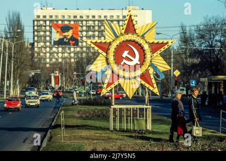 Ein großes Banner Lenins und ein Straßeninstallion dominieren noch immer einen zentralen Boulevard in Donetske, Ostukraine, einige Tage nach den Feierlichkeiten zum Tag der Revolte der UdSSR am 9.. Oktober 1989. Stockfoto