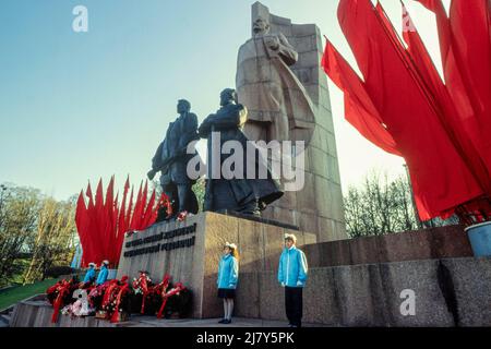 Die Schulen halten in den Tagen vor dem Tag der Revolution, am 7.. November 1989, Zeremonien an der Lenin-Statue auf dem Hauptplatz in Kiew, Ukraine, ab Stockfoto