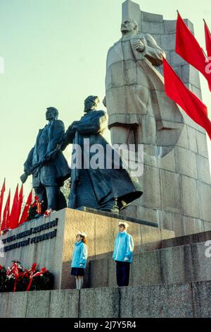 Die Schulen halten in den Tagen vor dem Tag der Revolution, am 7.. November 1989, Zeremonien an der Lenin-Statue auf dem Hauptplatz in Kiew, Ukraine, ab Stockfoto