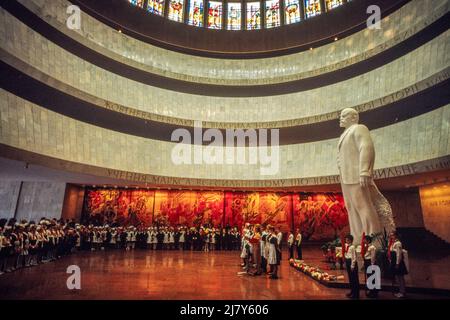 Schulen halten in den Tagen vor dem Tag der Revolution am 7.. November 1989 Zeremonien an der Lenin-Statue im Lenin-Museum in Kiew, Ukraine, ab. Stockfoto