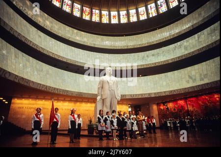 Die Schulen halten in den Tagen vor dem Tag der Revolution, am 7.. November 1989, Zeremonien an der Lenin-Statue im Lenin-Museum in Kiew, Ukraine, ab Stockfoto