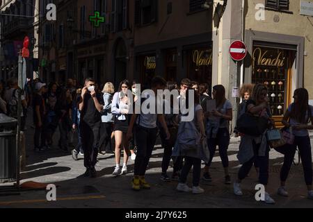 Belebte Straße für Touristen und Einkäufer im Herzen von Florenz Stockfoto