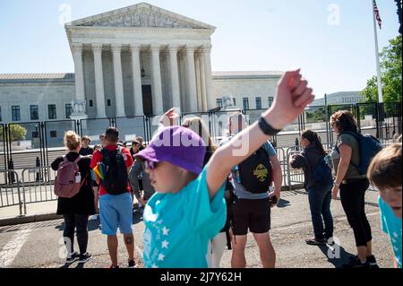 Am Mittwoch, den 11. Mai 2022, navigieren Menschen um die Polizeibarrikaden und den Zaun, der den Obersten Gerichtshof der Vereinigten Staaten in Washington, DC umgibt. Der Senat soll heute eine Verfahrensabstimmung über das Frauengesundheitsschutzgesetz von 2022 anberaumt haben. Kredit: Rod Lamkey/CNP /MediaPunch Stockfoto