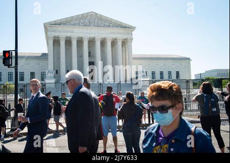 Am Mittwoch, den 11. Mai 2022, navigieren Menschen um die Polizeibarrikaden und den Zaun, der den Obersten Gerichtshof der Vereinigten Staaten in Washington, DC umgibt. Der Senat soll heute eine Verfahrensabstimmung über das Frauengesundheitsschutzgesetz von 2022 anberaumt haben. Kredit: Rod Lamkey/CNP /MediaPunch Stockfoto