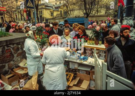 Menschen kaufen an einem Straßenstand Vorräte, als sie sich am 7.. November 1989 die Parade zum Tag der Revolution der UdSSR in Kiew ansehen wollten. Stockfoto