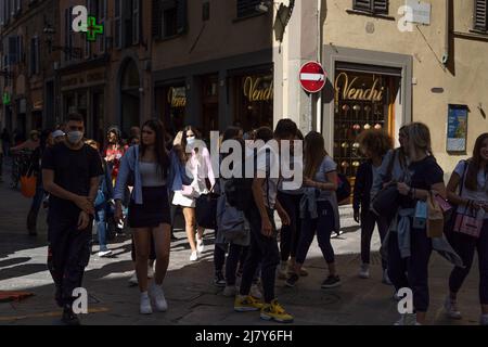 Belebte Straße für Touristen und Einkäufer im Herzen von Florenz Stockfoto