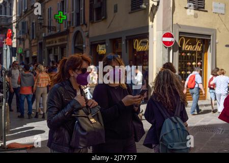 Belebte Straße für Touristen und Einkäufer im Herzen von Florenz Stockfoto