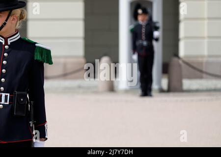 Oslo, Norwegen. 29. April 2022: Norwegische Soldatinnen in Gala-Uniformen wechseln vor dem Königlichen Palast in Oslo die Ehrenwache. Frau in Norwegisch ar Stockfoto