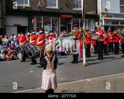 GREAT TORRINGTON, DEVON, Großbritannien - MAI 5 2022: Mädchen, die die Torrington Silver Band auf dem Stadtplatz spielen sehen, im Rahmen der Maifeiertage. Stockfoto