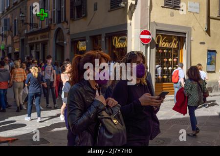 Belebte Straße für Touristen und Einkäufer im Herzen von Florenz Stockfoto