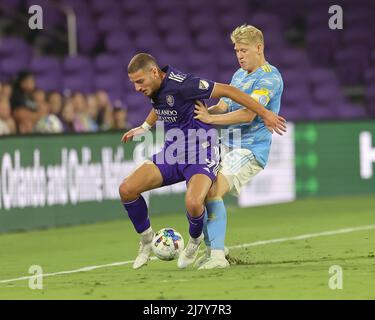 Orlando, FL: Jakob Glesnes (5), Verteidiger der Philadelphia Union, versucht, Ercan Kara (9) während des zu einem Umsatz von Orlando City zu zwingen Stockfoto