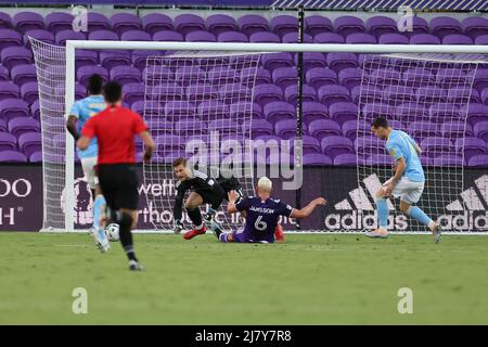 Orlando, FL: Robin Jansson (6), Verteidiger der Stadt Orlando, versucht, einen Schuss von Déniel Gazdag (6) aus Philadelphia Union auf g abzulenken Stockfoto