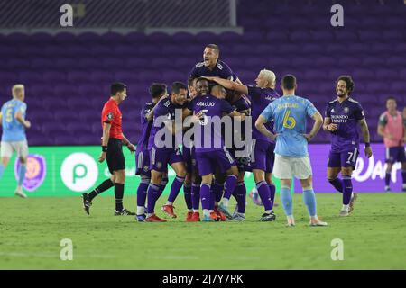 Orlando, FL: Die Spieler von Orlando City feiern, nachdem Mittelfeldspieler Andrés Perea (21) in der Runde des 32. Spieles das zweite Tor des Spiels erzielte Stockfoto