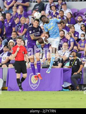 Orlando, FL: Der Orlando City-Stürmer Ercan Kara (9) und der Verteidiger der Philadelphia Union, Jakob Glesnes (5), steigen in der Runde des 32. Spieles um einen Kopfball Stockfoto