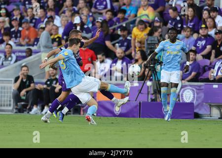 Orlando, FL: Der Verteidiger der Philadelphia Union, Jack Elliott (3), erhält einen Pass von Verteidiger Olivier Mbaizo (15) während der Runde des 32. Lamar-Spiels Stockfoto