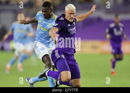 Orlando, FL: Der Philadelphia Union-Stürmer Cory Burke (19) und der Orlando City-Verteidiger Robin Jansson (6) wetteifern in der Runde von 32 t um den Ball Stockfoto