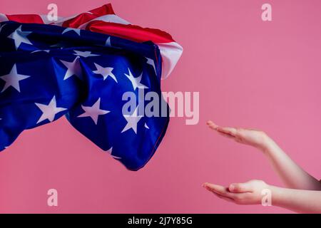 Glückliches Kind mit amerikanischer Flagge Stockfoto