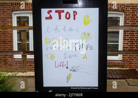 Brentwood Essex 11.. Mai 2022 die Polizei von Essex hat eine Messeramnestie in ganz Essex gestartet, die neben der Einführung eines neuen Brandings auf Messerkisten an 14 Standorten im gesamten Landkreis stattfindet. Abgebildet ist der Messerbehälter im Polizeibüro von Brentwood. Kredit: Ian Davidson/Alamy Live Nachrichten Stockfoto