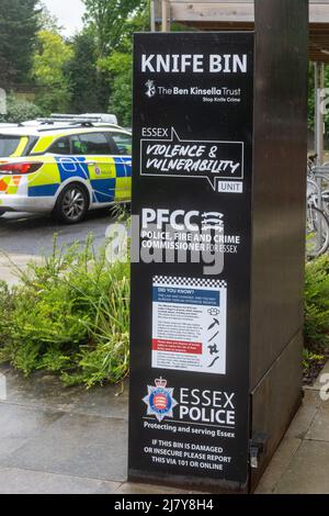 Brentwood Essex 11.. Mai 2022 die Polizei von Essex hat eine Messeramnestie in ganz Essex gestartet, die neben der Einführung eines neuen Brandings auf Messerkisten an 14 Standorten im gesamten Landkreis stattfindet. Abgebildet ist der Messerbehälter im Polizeibüro von Brentwood. Kredit: Ian Davidson/Alamy Live Nachrichten Stockfoto