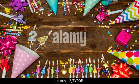 Draufsicht auf Geburtstagskopie Raumdekoration. Happy Birthday schöner Gruß mit Platz für Ihren Text, Geburtstagskarte mit Dekorationen Stockfoto