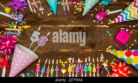 Draufsicht auf Geburtstagskopie Raumdekoration. Happy Birthday schöner Gruß mit Platz für Ihren Text, Geburtstagskarte mit Dekorationen Stockfoto