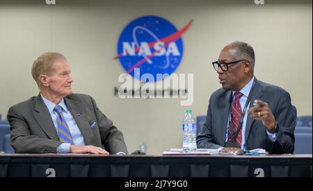 NASA-Administrator Bill Nelson hört sich während einer Sitzung der Exekutive des NASA-Beirats am 28. Februar 2022 in Washington, DC, USA, den pensionierten General der Luftwaffe Lester Lyles, rechts, an. Stockfoto