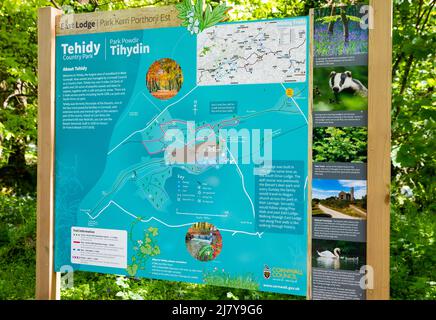 Tehidy, Tehidy Country Park, 11.. Mai 2022, East Lodge Informationsschild im Tehidy Country Park in Cornwall. Der Sonnenschein erschien heute Nachmittag nach starken Niederschlägen und stürmischen Winden an diesem Morgen.Credit Keith Larby/Alamy Live News Stockfoto