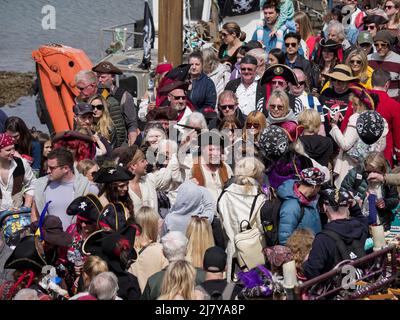 Menschenmassen beim Brixham Pirate Festival 2022 Stockfoto