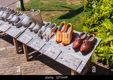 Am Frühlingstag werden im Gartenkomplex Keukenhof in Lisse, Südholland, Niederlande, Clogs ausgestellt Stockfoto