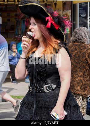 Frau beim Essen von Eis beim Brixham Pirate Festival 2022, Devon, Großbritannien Stockfoto