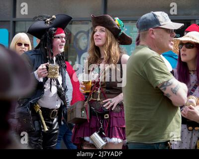 Mann und Frau beim Brixham Pirate Festival 2022, Devon, Großbritannien, als Piraten gekleidet Stockfoto