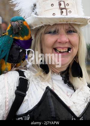 Piratenfrau mit Papagei beim Brixham Pirate Festival 2022, Devon, UK Stockfoto