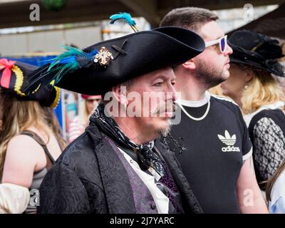 Mann mittleren Alters, gekleidet als Pirat, Brixham Pirate Festival 2022, Devon, Großbritannien Stockfoto