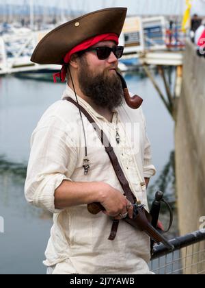 Mann als Pirat gekleidet, Brixham Pirate Festival 2022, Devon, Großbritannien Stockfoto