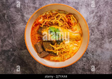 Khao Soi Kai, Blick von oben, leckeres nordthailändisches Essen. Stockfoto