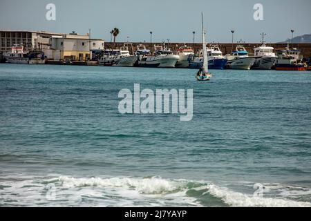 Meereslandschaft mit La Vila Joiosa. Fröhlich, Hafen im Hintergrund, Costa Dorada, Spanien Stockfoto