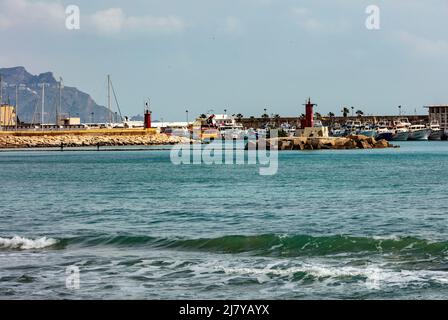 Meereslandschaft mit La Vila Joiosa. Fröhlich, Hafen im Hintergrund, Costa Dorada, Spanien Stockfoto