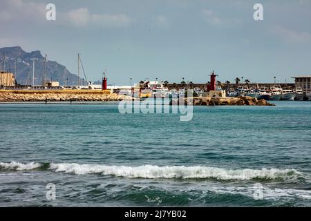 Meereslandschaft mit La Vila Joiosa. Fröhlich, Hafen im Hintergrund, Costa Dorada, Spanien Stockfoto