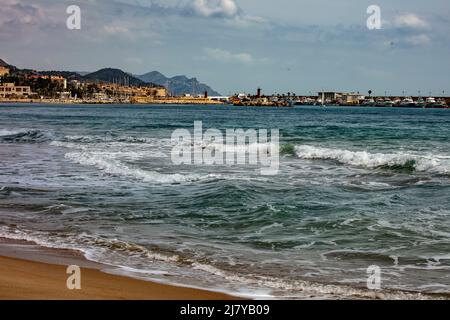 Meereslandschaft mit La Vila Joiosa. Fröhlich, Hafen im Hintergrund, Costa Dorada, Spanien Stockfoto