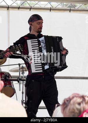 Akkordeonist der Filthy Spectacula Band beim Brixham Pirate Festival 2022, Devon, UK Stockfoto