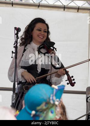 Geigerin der Filthy Spectacula Band beim Brixham Pirate Festival 2022, Devon, UK Stockfoto