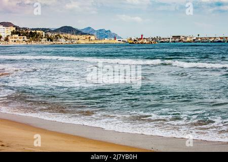 Meereslandschaft mit La Vila Joiosa. Fröhlich, Hafen im Hintergrund, Costa Dorada, Spanien Stockfoto