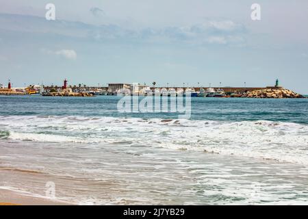 Meereslandschaft mit La Vila Joiosa. Fröhlich, Hafen im Hintergrund, Costa Dorada, Spanien Stockfoto