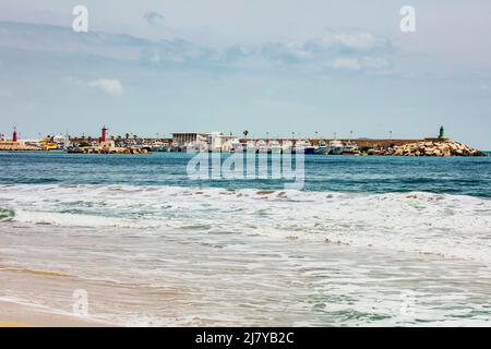 Meereslandschaft mit La Vila Joiosa. Fröhlich, Hafen im Hintergrund, Costa Dorada, Spanien Stockfoto